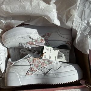 Reebok Women’s floral print sneakers size 6 New